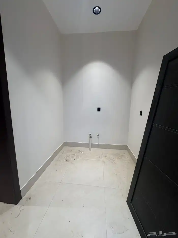 للبيع شقه علويه مع ملحق وسطح موقع متميز حى الحسام 25