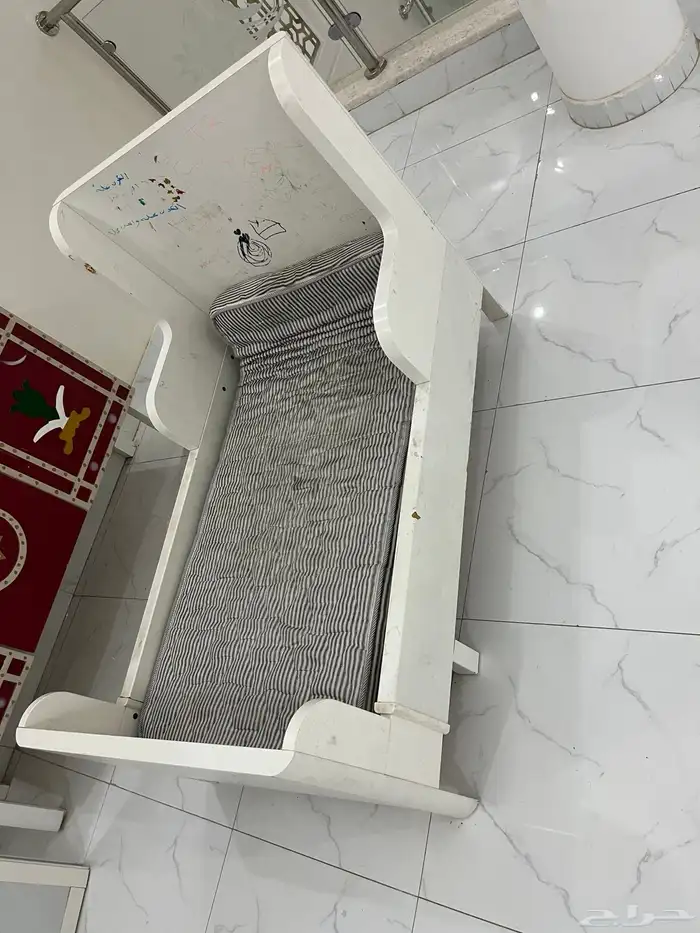 للبيع طواله وسرير 1