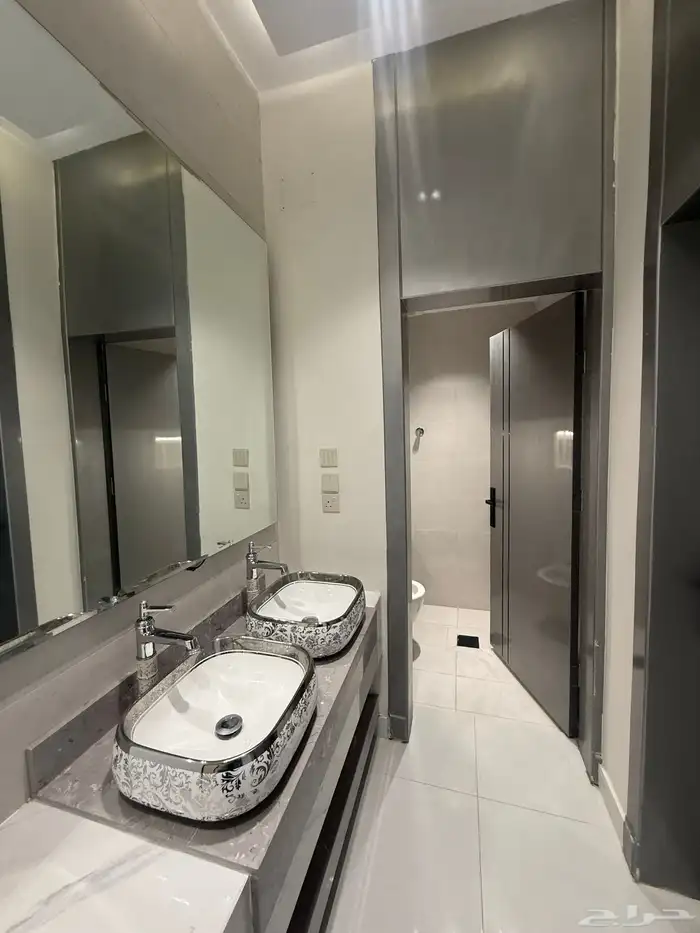 للبيع أدوار أرضيه بحوش وشقق علويه بمصعد طريق ابها الخميس 24