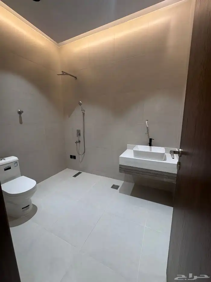 للبيع شقه علويه مع ملحق وسطح موقع متميز حى الحسام 18