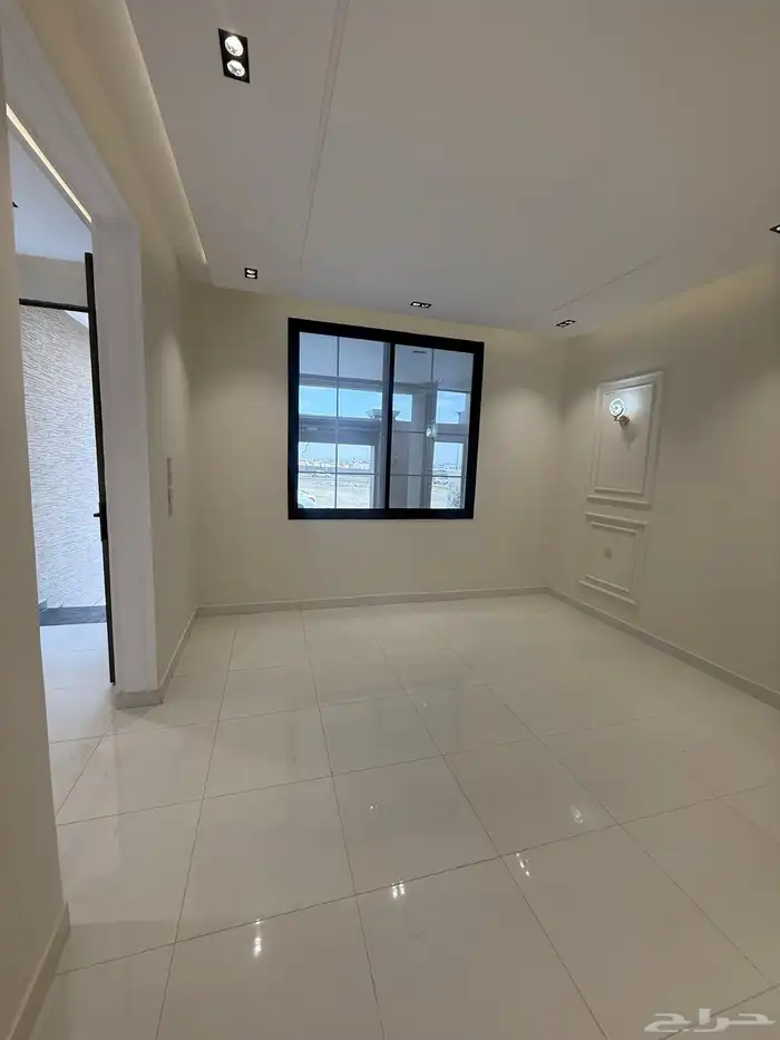 للبيع أدوار أرضيه بحوش وشقق علويه بمصعد طريق ابها الخميس 9