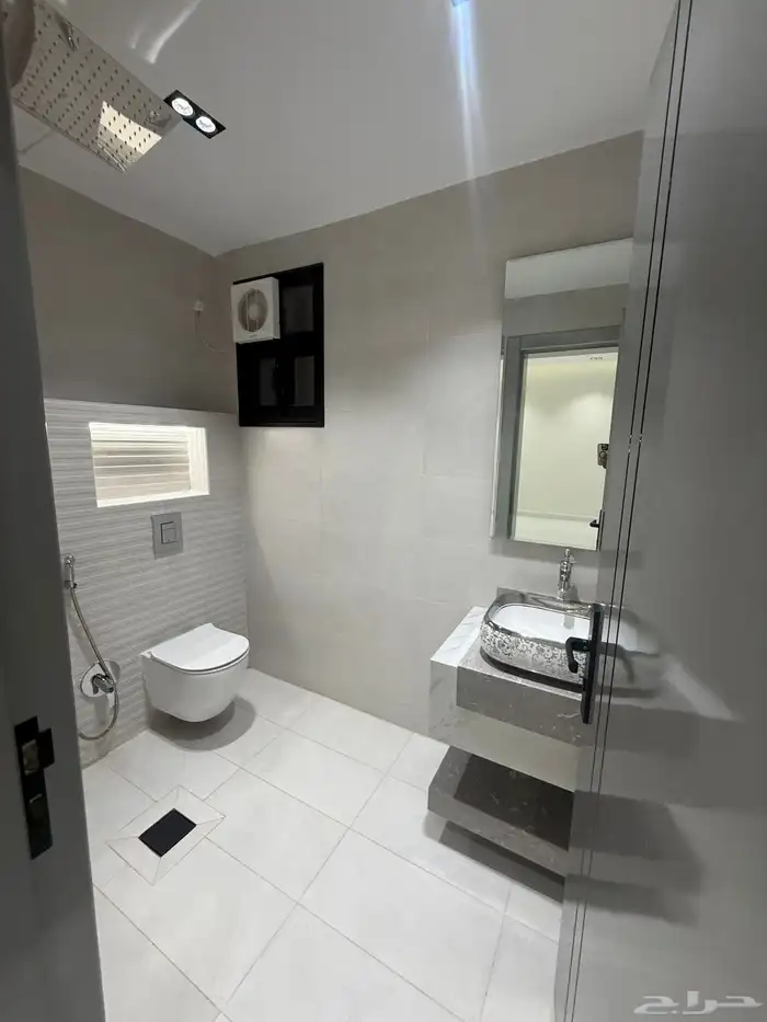 للبيع أدوار أرضيه بحوش وشقق علويه بمصعد طريق ابها الخميس 35