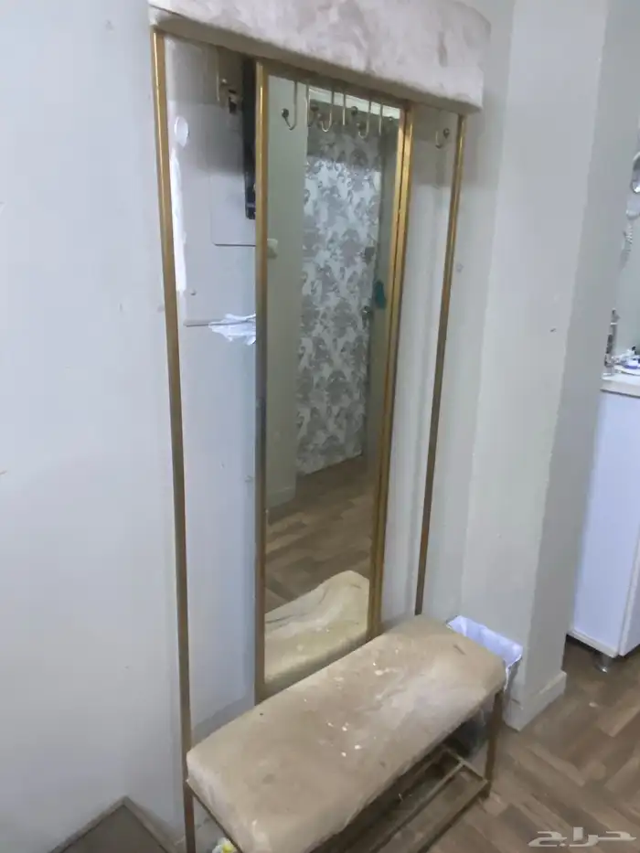 مدخل لونه بيج عليه علاقات وتحت جزء مخصص للاحذيه كما موضح 1