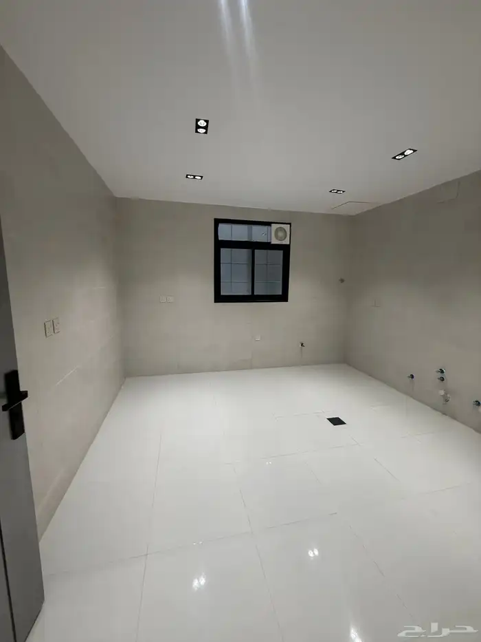 للبيع أدوار أرضيه بحوش وشقق علويه بمصعد طريق ابها الخميس 30