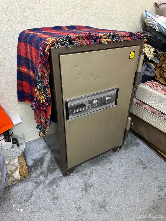 للبيع تجوري او خزنة نظيفة 1