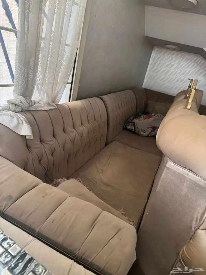 كنب سكري. مكون من ثلاث قطع وسط. وع صغيره. كنب بني كبير. 0