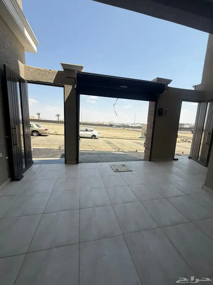 للبيع أدوار أرضيه بحوش وشقق علويه بمصعد طريق ابها الخميس 6