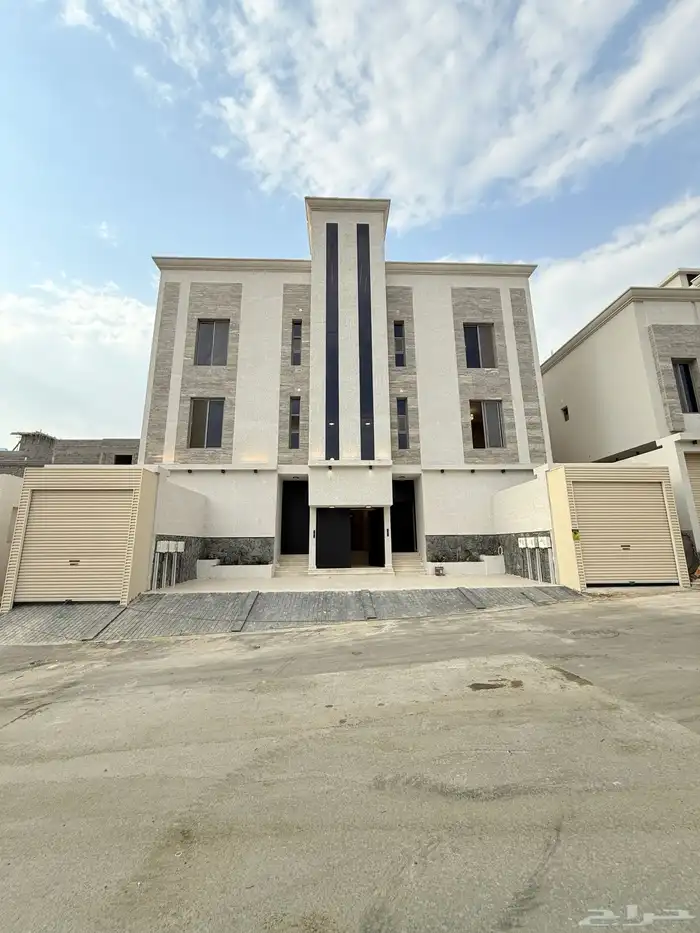 للبيع شقه علويه بسطح خاص بالقرب من نادي ضمك بسعر470الف 0