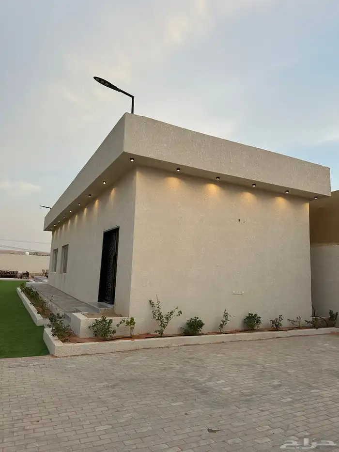 للايجار السنوي شاليه فاخر بالعمارية مساحته 1000 متر 1