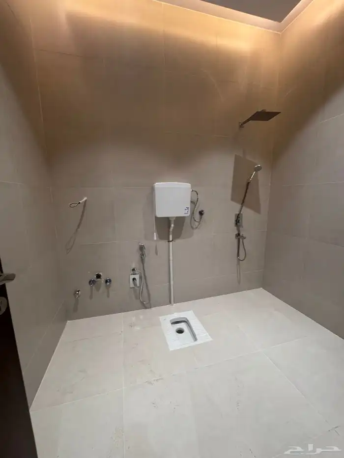 للبيع شقه علويه مع ملحق وسطح موقع متميز حى الحسام 24