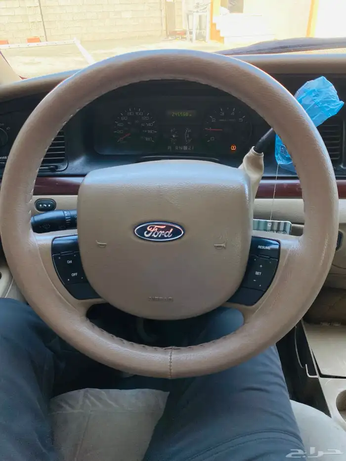 فورد كراون فيكتوريا 2012 15