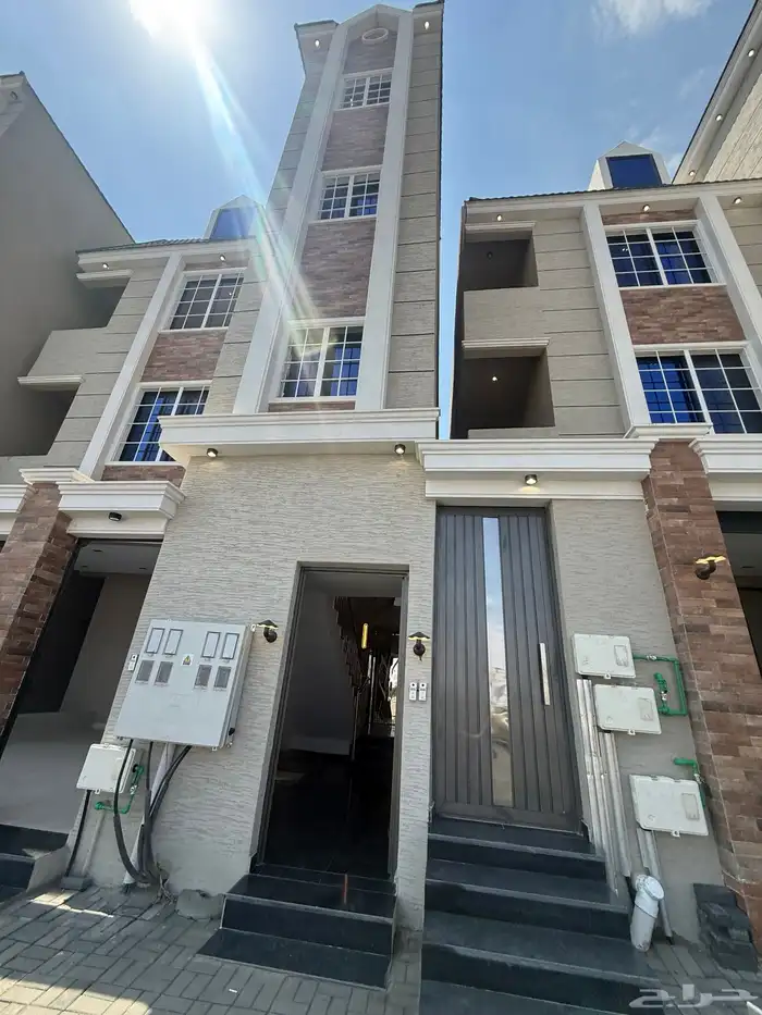 للبيع أدوار أرضيه بحوش وشقق علويه بمصعد طريق ابها الخميس 21