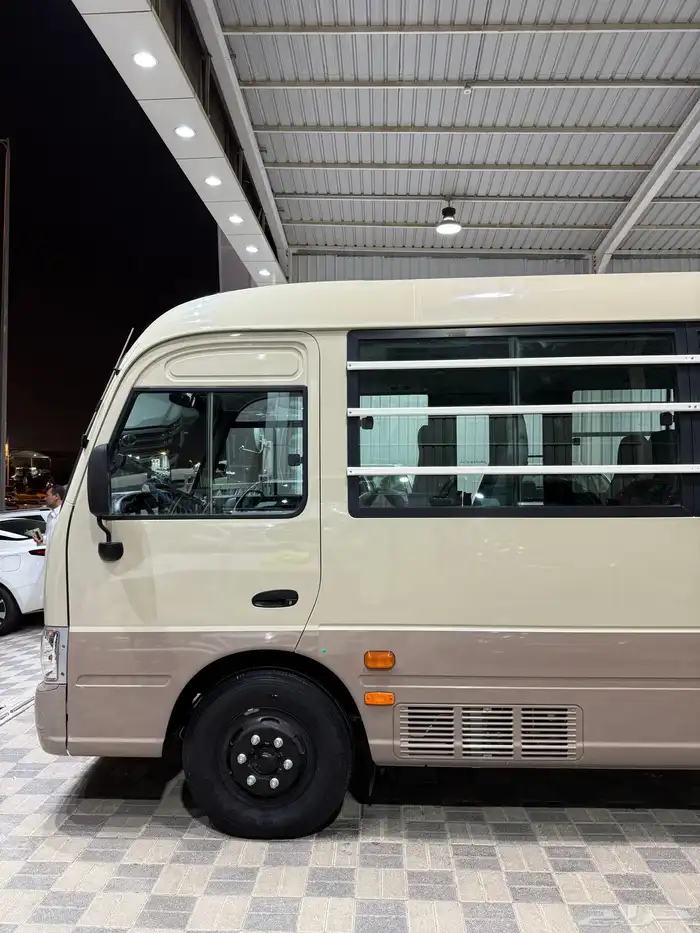 للبيع باص هونداي كونتي موديل 2015 ديزل ( شبه أصفار) 14