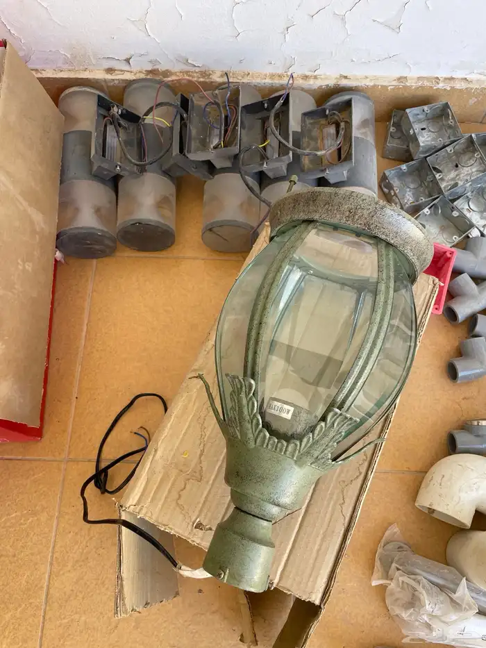 علب حديد ومواد سباكه جديده وادوات لياسه ومراوح شفط 4