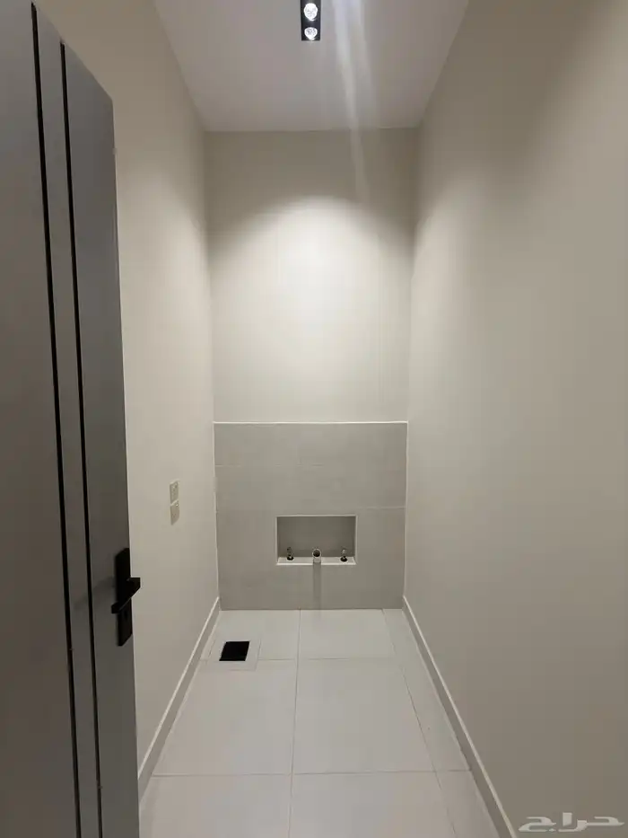 للبيع أدوار أرضيه بحوش وشقق علويه بمصعد طريق ابها الخميس 13