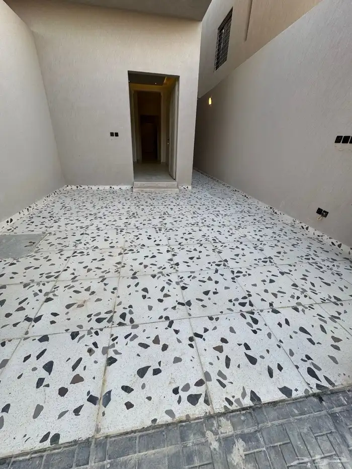 للبيع دور أرضي شارع 20 0