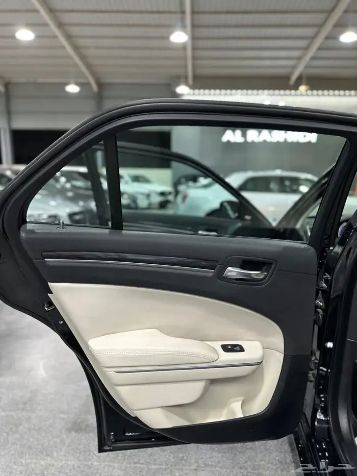 كرايزلر C300 اسود 2021 هيمي V8 5.7 معرض(عبيد الرشيدي) 31