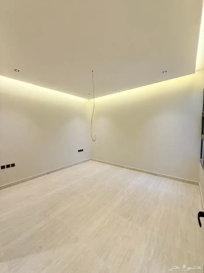 للبيع شقه علويه بسطح خاص بالقرب من نادي ضمك بسعر470الف 12