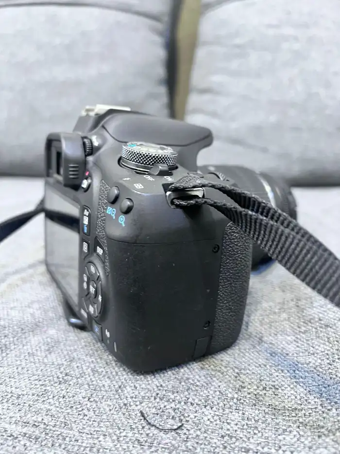 كاميرا كانون D2000 3