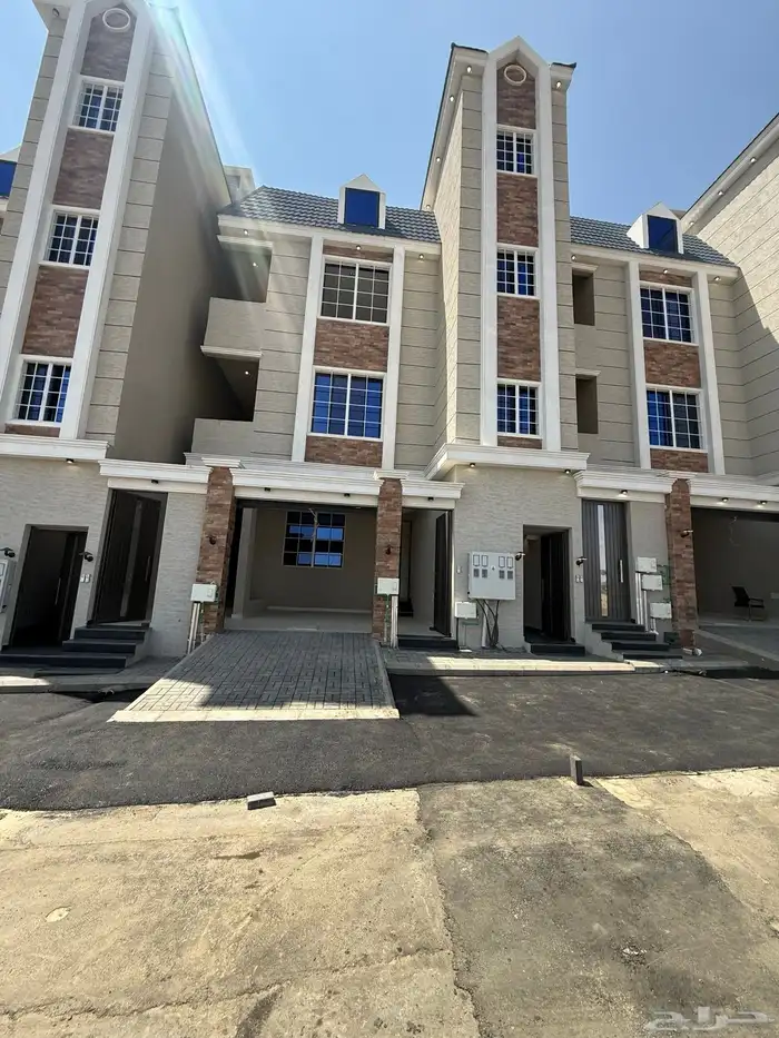 للبيع أدوار أرضيه بحوش وشقق علويه بمصعد طريق ابها الخميس 3