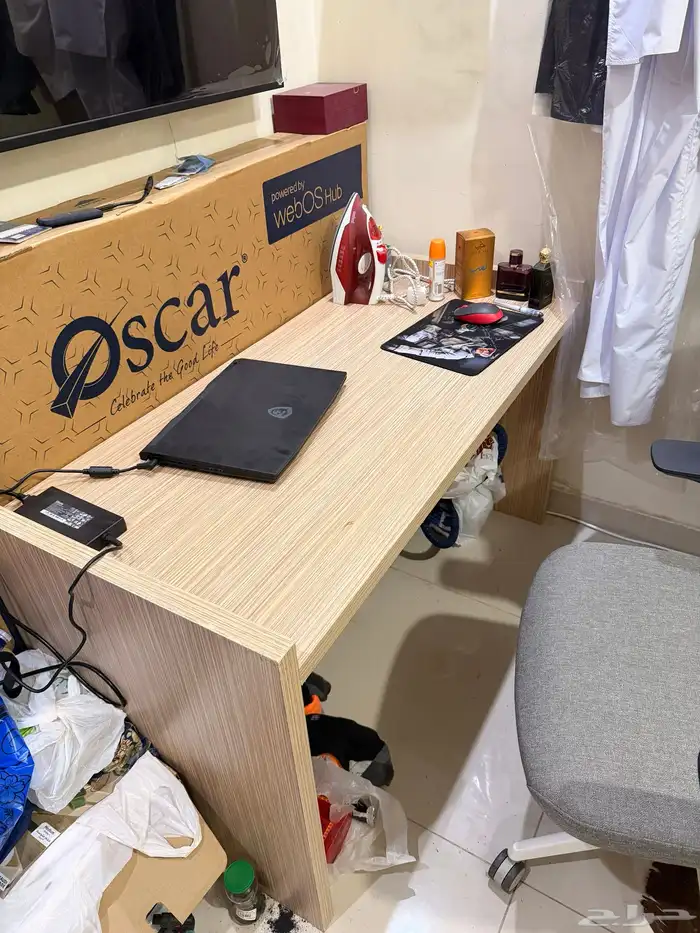 دولاب ضلفتين وطاوله مكتب 1