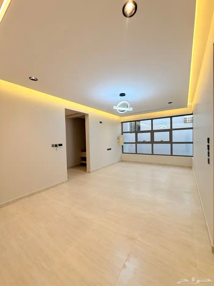 للبيع شقه علويه بسطح خاص بالقرب من نادي ضمك بسعر470الف 1