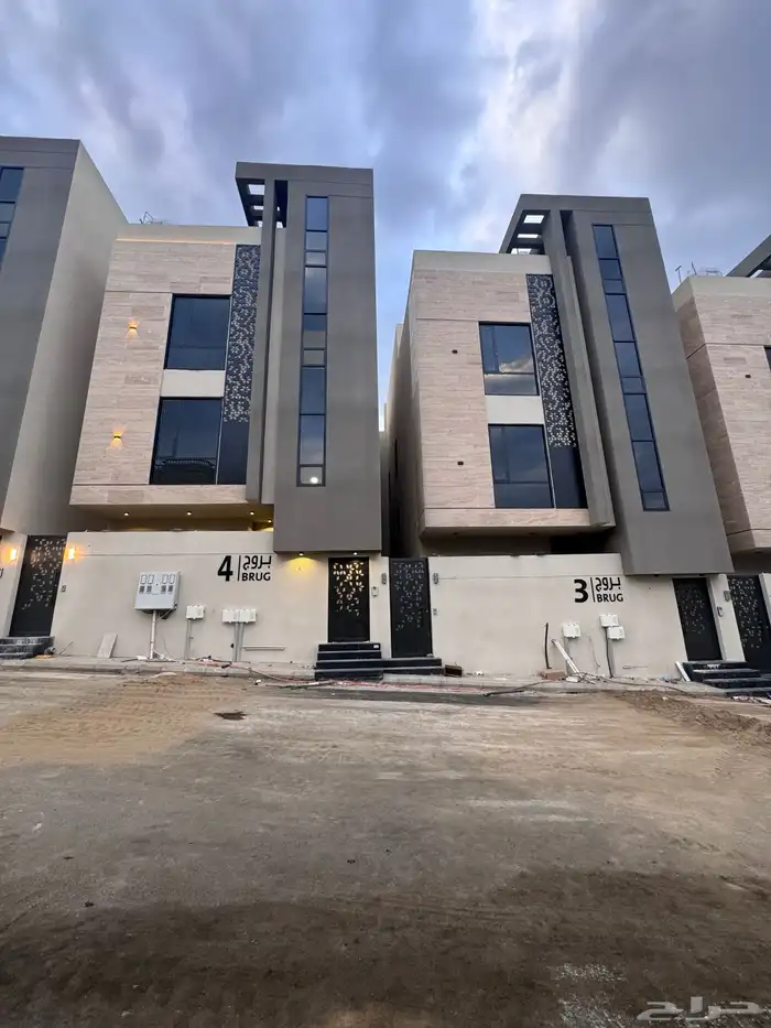 للبيع شقه علويه مع ملحق وسطح موقع متميز حى الحسام 1