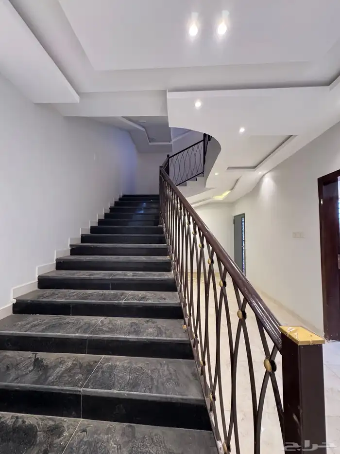 للبيع فيلا مستقله دورين وملحق مساحه كبيره من 840 الف 14