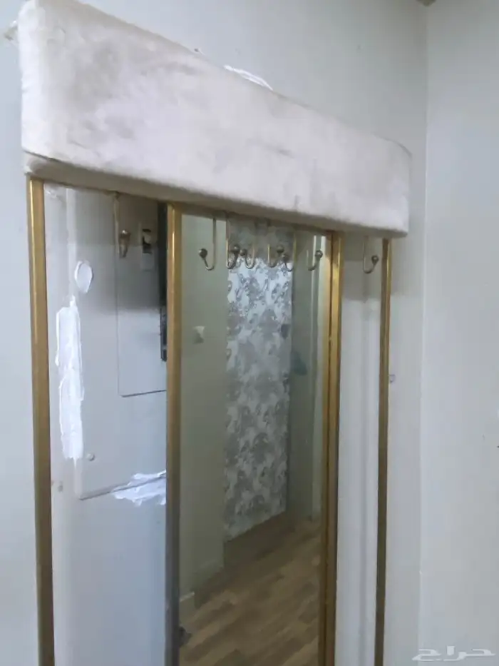 مدخل لونه بيج عليه علاقات وتحت جزء مخصص للاحذيه كما موضح 3