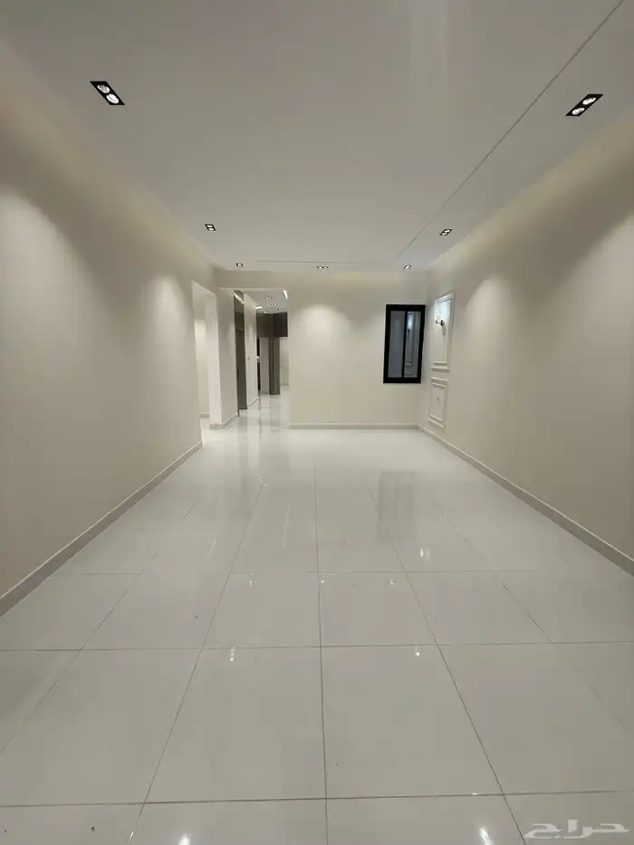 للبيع أدوار أرضيه بحوش وشقق علويه بمصعد طريق ابها الخميس 29