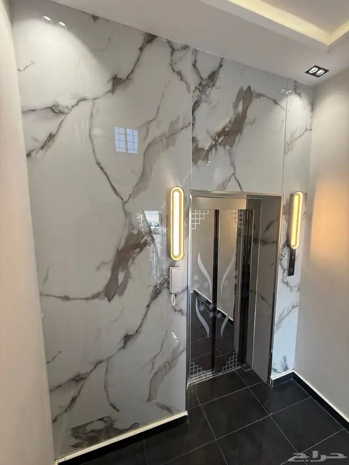 للبيع أدوار أرضيه بحوش وشقق علويه بمصعد طريق ابها الخميس 22