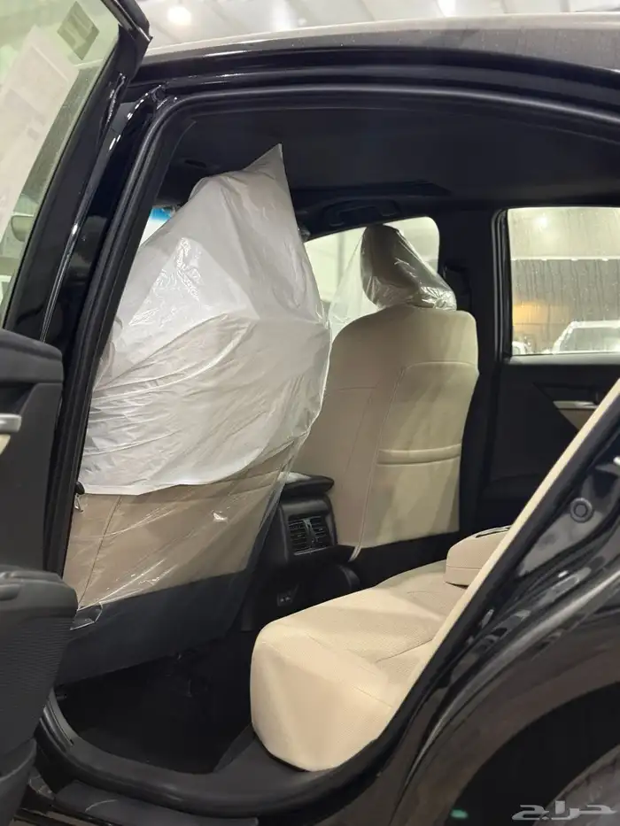 تويوتا كامري 2025 LE (بنزين) اللون اسود 12