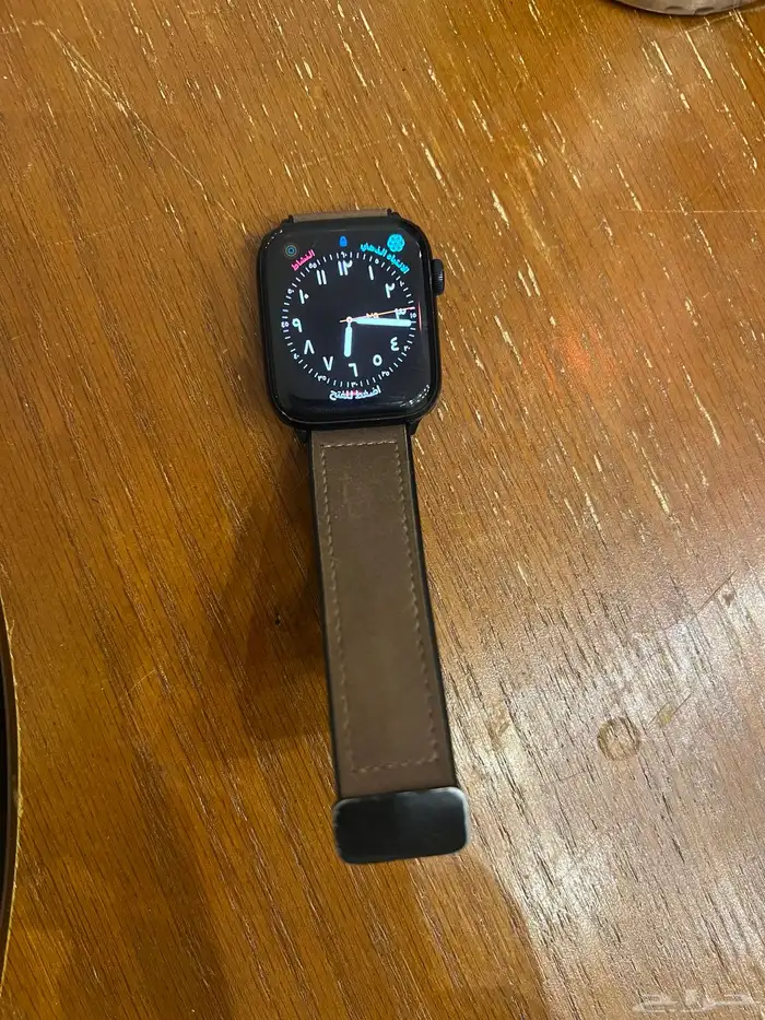 آبل واتش مع شاحنها الأصلي سليمه من ادنى ملاحظه شبه الجديد 1