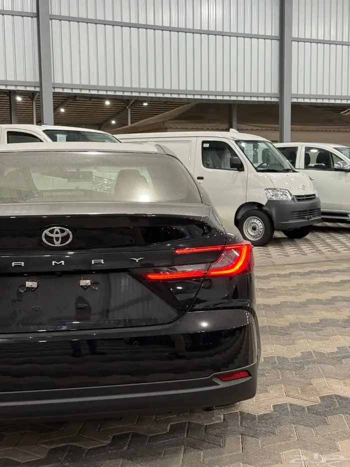 تويوتا كامري 2025 LE (بنزين) اللون اسود 3