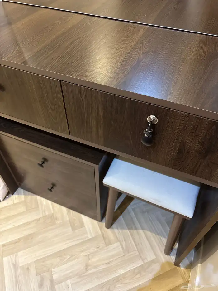 تسريحة بدولاب متحرك صغير وكرسي 2