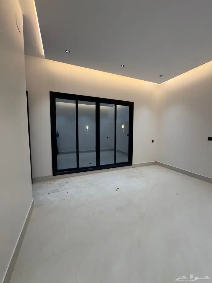 للبيع شقه علويه مع ملحق وسطح موقع متميز حى الحسام 23