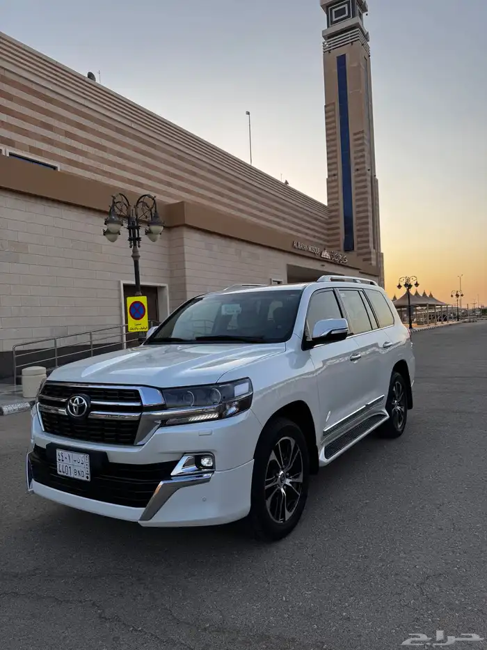 لانكروزر تورينق 2021 V8 سعودي ( مخزن ) بحالة المصنع 0