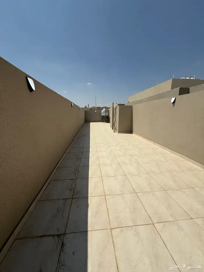 للبيع أدوار أرضيه بحوش وشقق علويه بمصعد طريق ابها الخميس 36