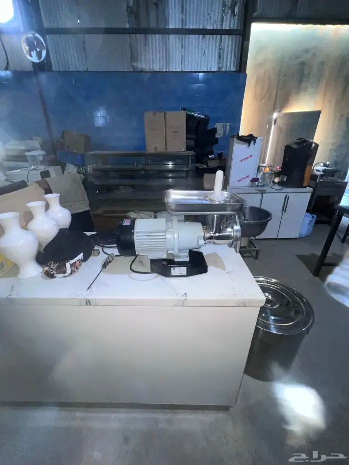 ساج وعجانة وفرادة خبز وثلاجة عرض متر ونص في متر ونص وطولت 15