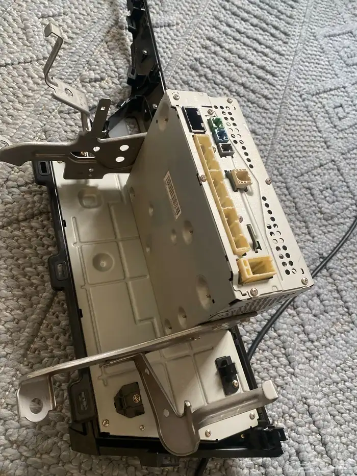 مسجل كامري وكاله شايله من السياره وحطيب شاشه 3