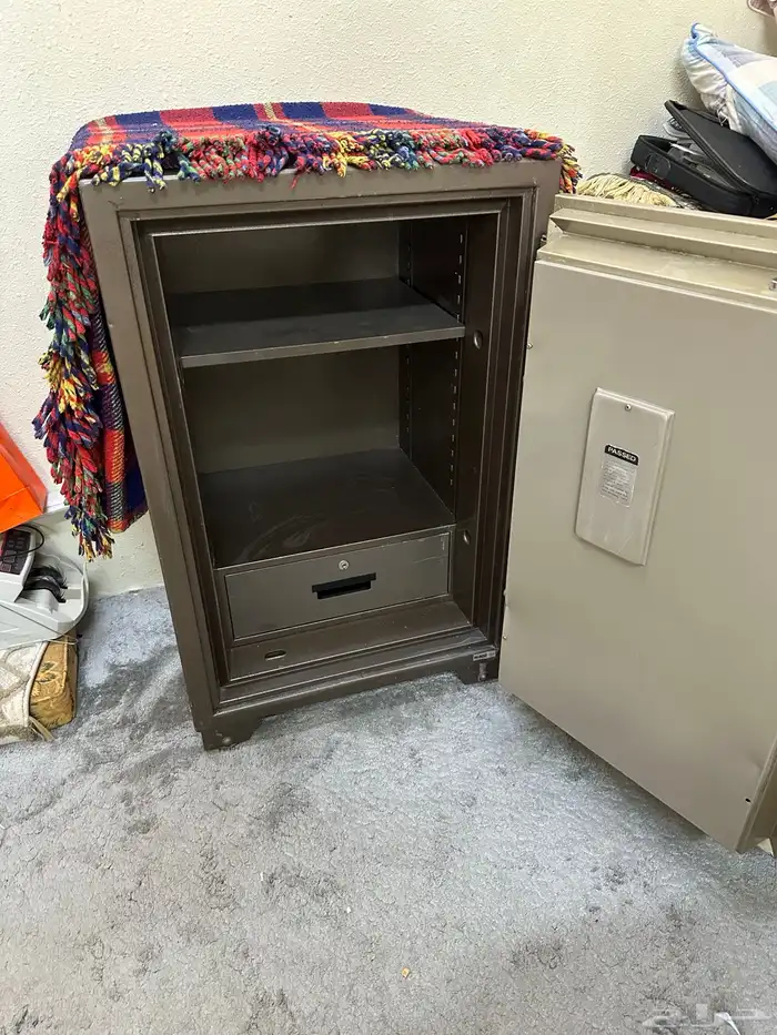 للبيع تجوري او خزنة نظيفة 2