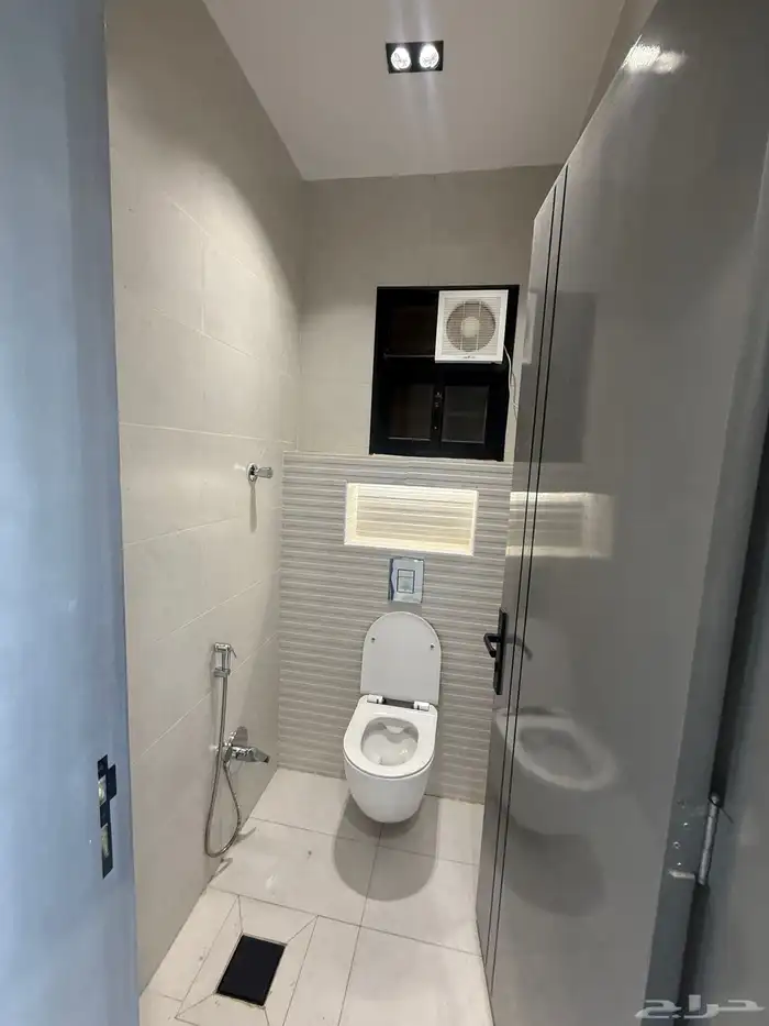 للبيع أدوار أرضيه بحوش وشقق علويه بمصعد طريق ابها الخميس 10