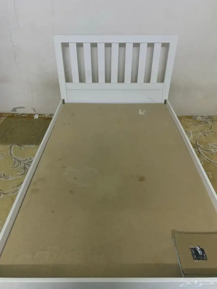 سرير جيد جدا وعلى سوم 0