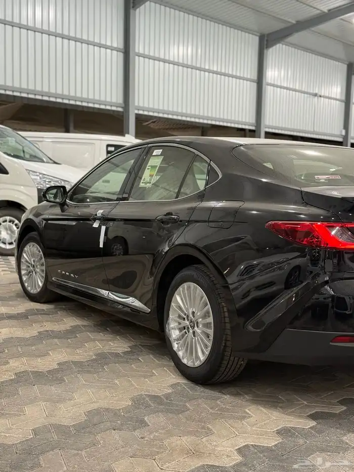 تويوتا كامري 2025 LE (بنزين) اللون اسود 5