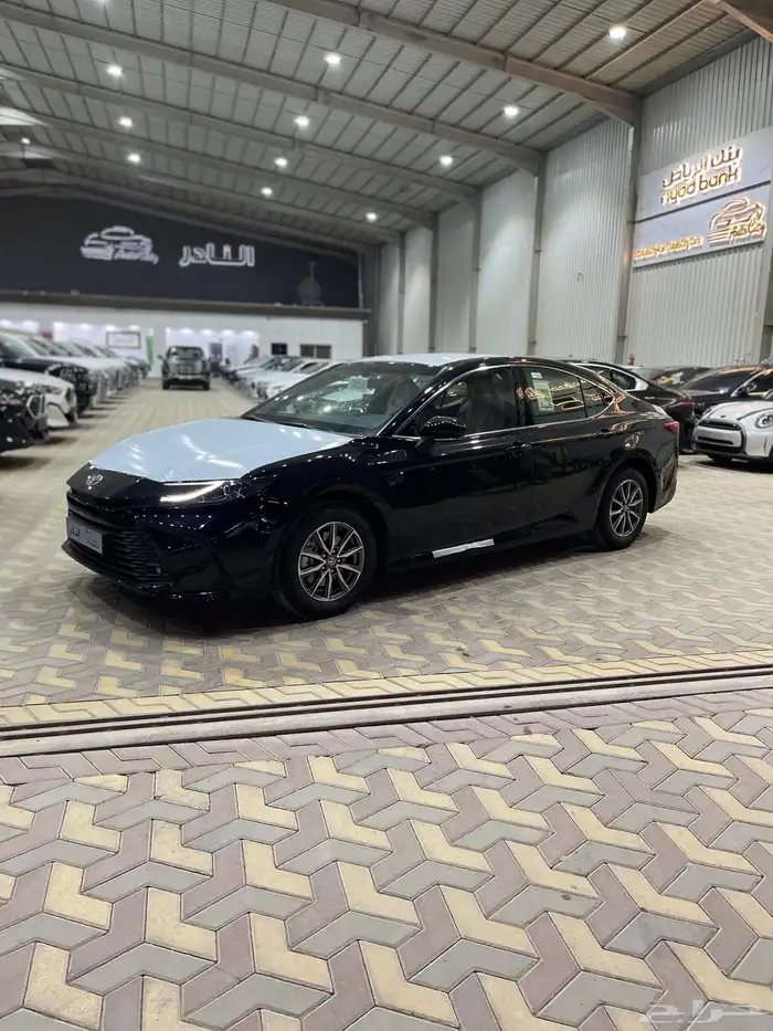 كامري E سعودي ستاندر بنزين 2025 اسود 1