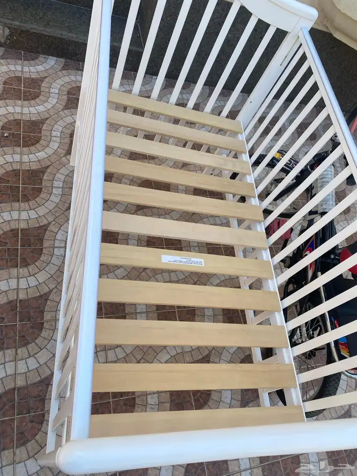 سرير أطفال أبيض نظيف جد ا شبه جديد بسعر 300 ريال 0