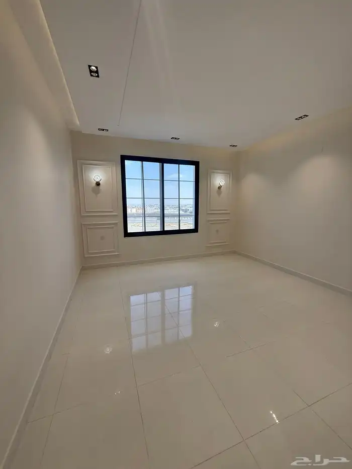 للبيع أدوار أرضيه بحوش وشقق علويه بمصعد طريق ابها الخميس 25