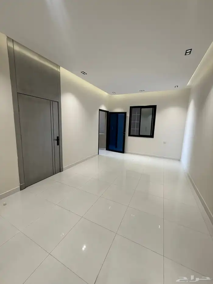 للبيع أدوار أرضيه بحوش وشقق علويه بمصعد طريق ابها الخميس 28