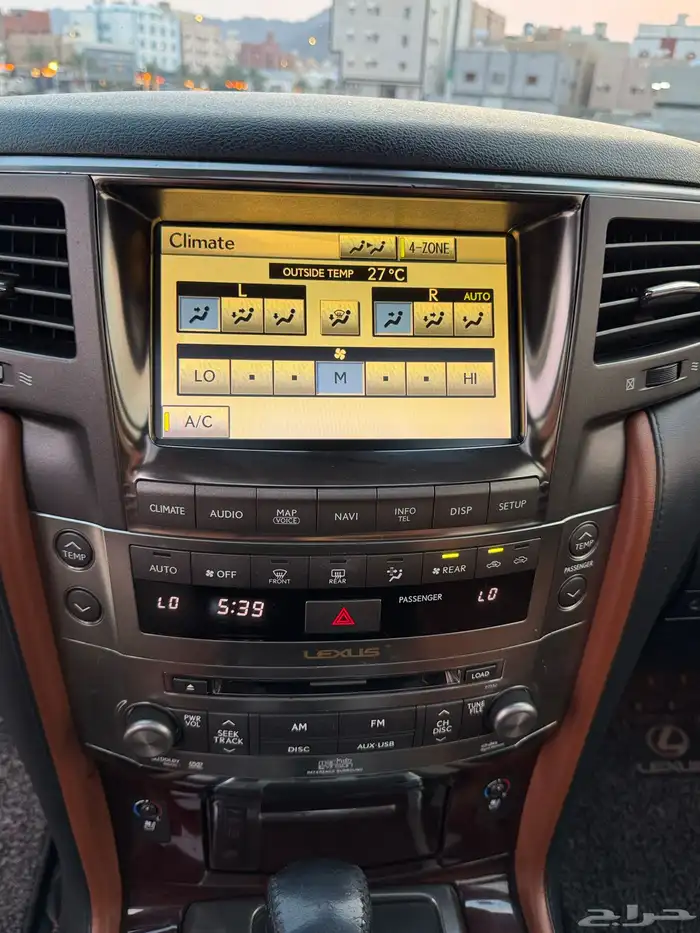 لكزس LX570 2011 بحالة الوكاله 17