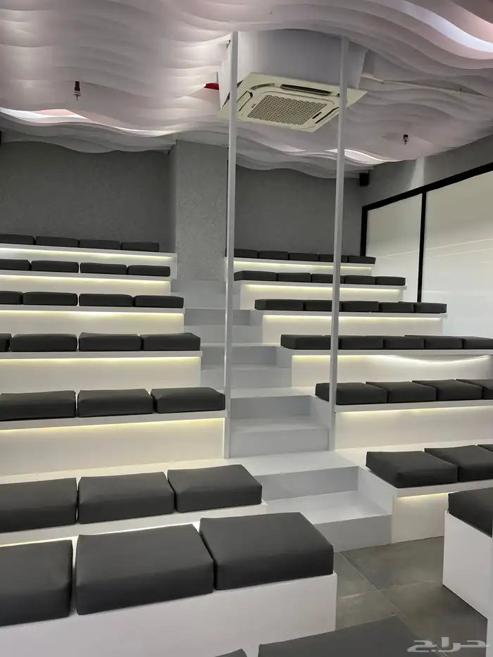 تحتاج مكتب خاص غرفة اجتماعات أو مساحة عمل حتى مستودع وموقف 8